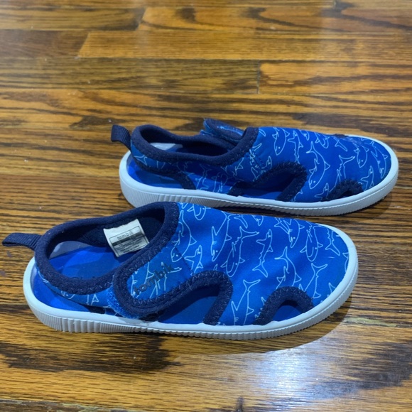 toddler boys size 10 Tombik blue w/ design water shoes - Picture 4 of 7